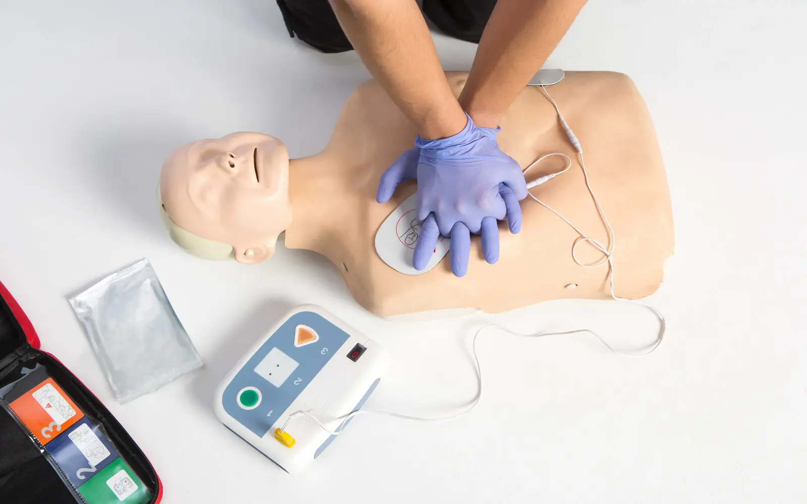 kurs BLS AED szkolenie resuscytacji szkolenia z pierwszej pomocy kursy pierwszej pomocy dla firm safety4all 1600x1000